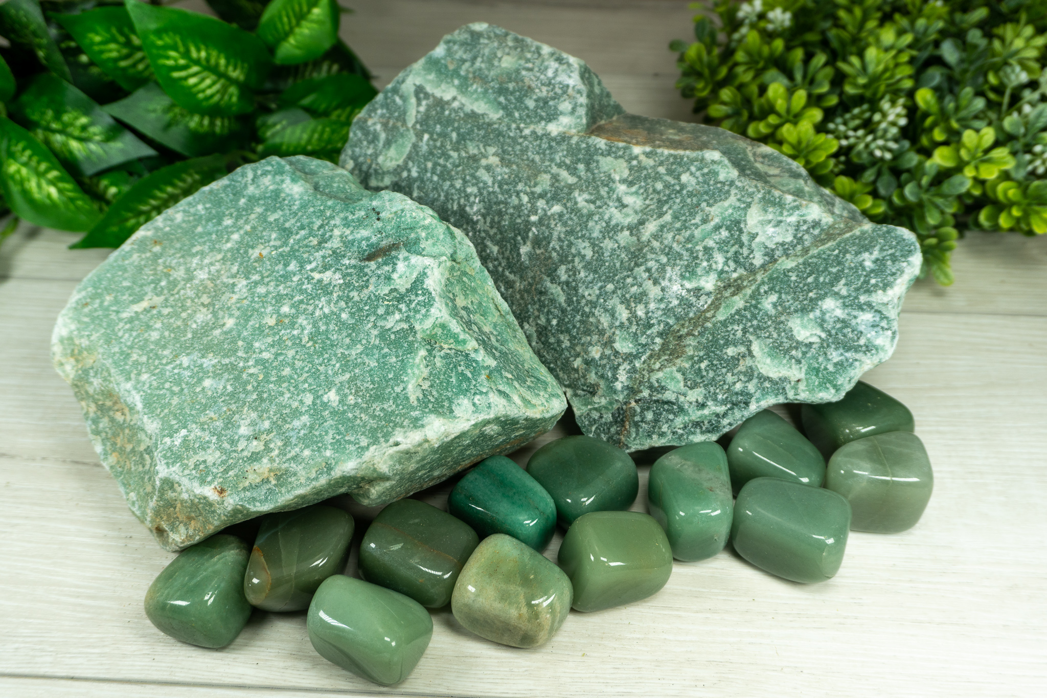 Камни стор. Авантюрин (кварц зелёный празем). Aventurine камень. Зелёный авантюрин камень. Зеленый авантюриновый кварцит.